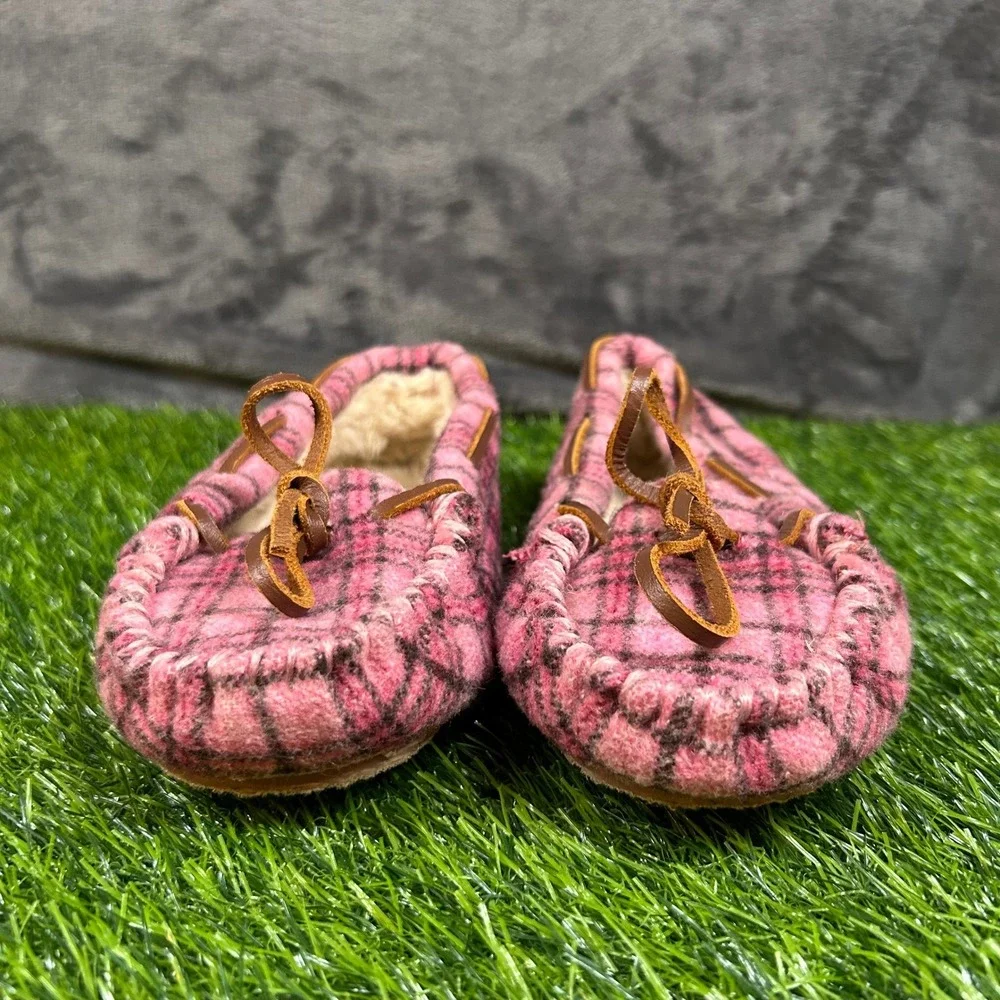 Minnetonka Cally Slipper Kids Size Twelve Pink Plaid Faux Fur Lined Moccasin